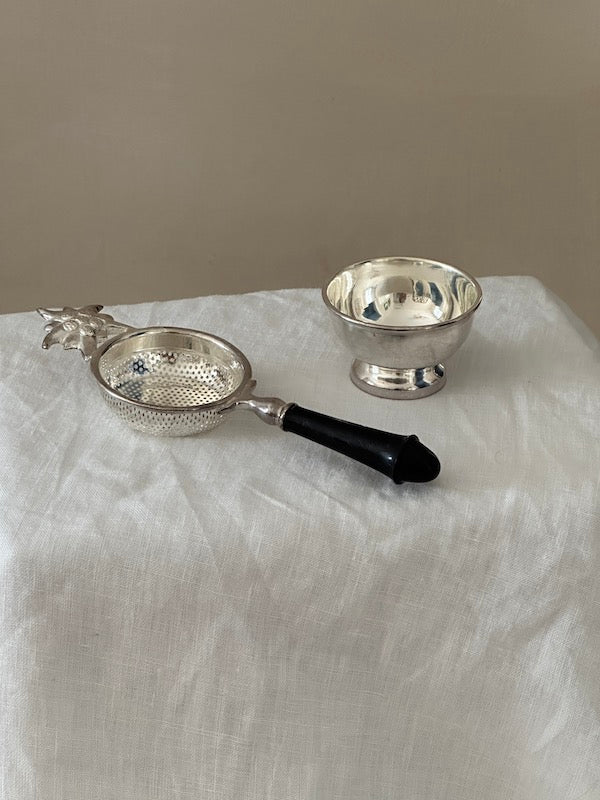 Tropea Silver-Plated Brass Tea Strainer with Bowl