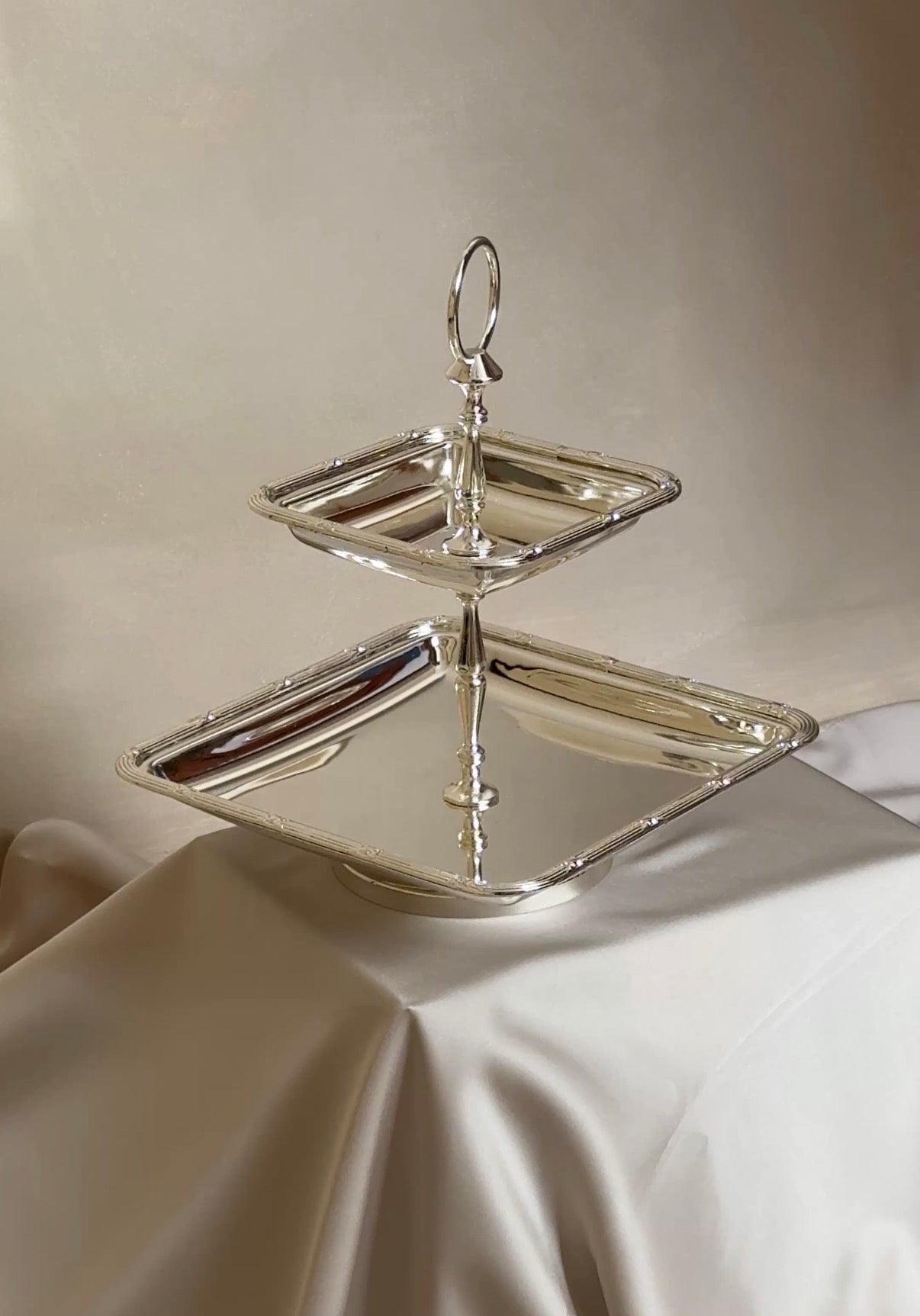 Château Two-Tier Square Silver-Plated Stand